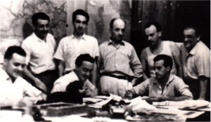 Seduti: Ettore Bernabei è il primo a sinistra; al centro Sergio Lepri; a destra Renato Venturini. In piedi: primo a sinistra Paolo Cavallina, poi Hombert Bianchi e tre vecchi giornalisti. Renzo Martinelli, Righini e Cartoni